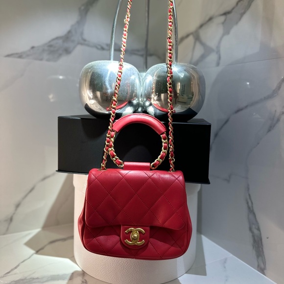 Chanel Brand New Red & Gold Handbag With Authentication Card and Shoulder Strap - Picture 5 of 8